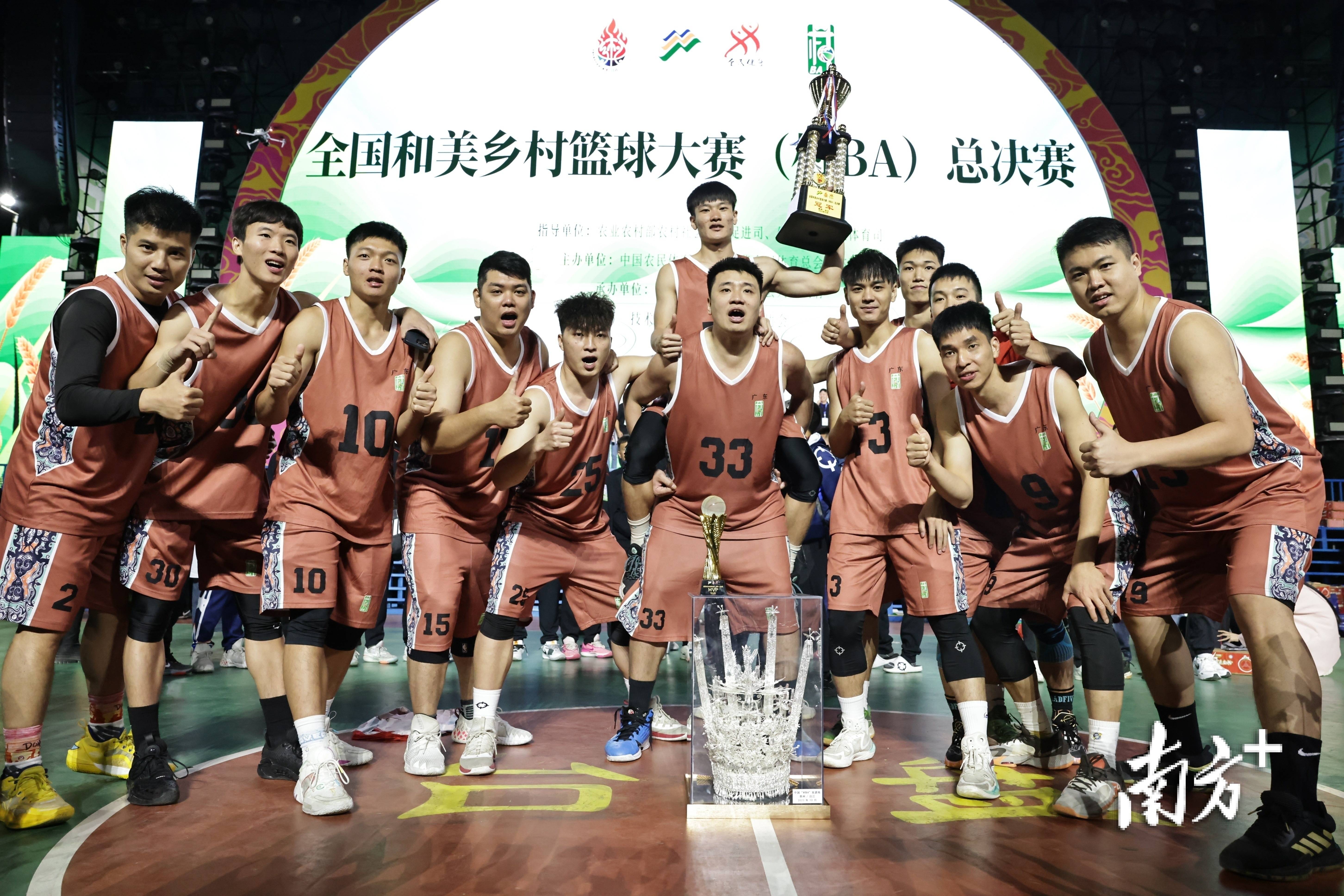 开云体育-篮球联赛冠军之争激烈升温，各队实力均衡的简单介绍