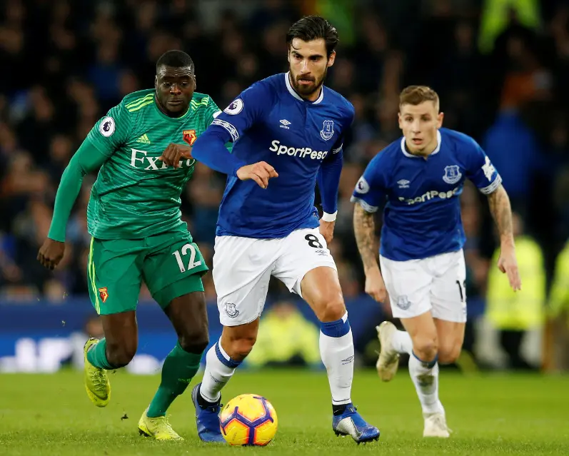 利兹热刺横扫埃弗顿，再次逼近欧冠区的简单介绍