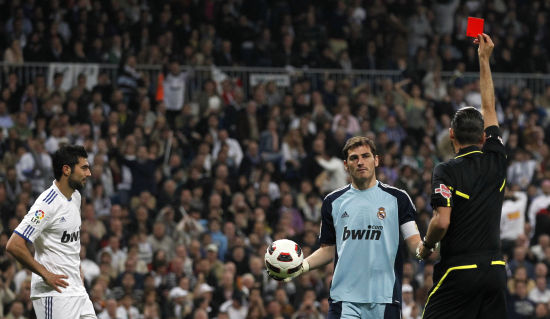 开云体育-马德里两大豪门将进行关键之战裁判闪电红牌的简单介绍