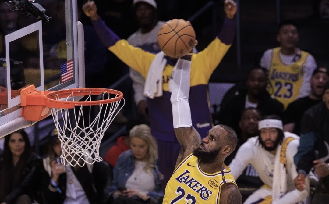 开云体育入口-詹姆斯猛砍分，带领球队轻取胜利