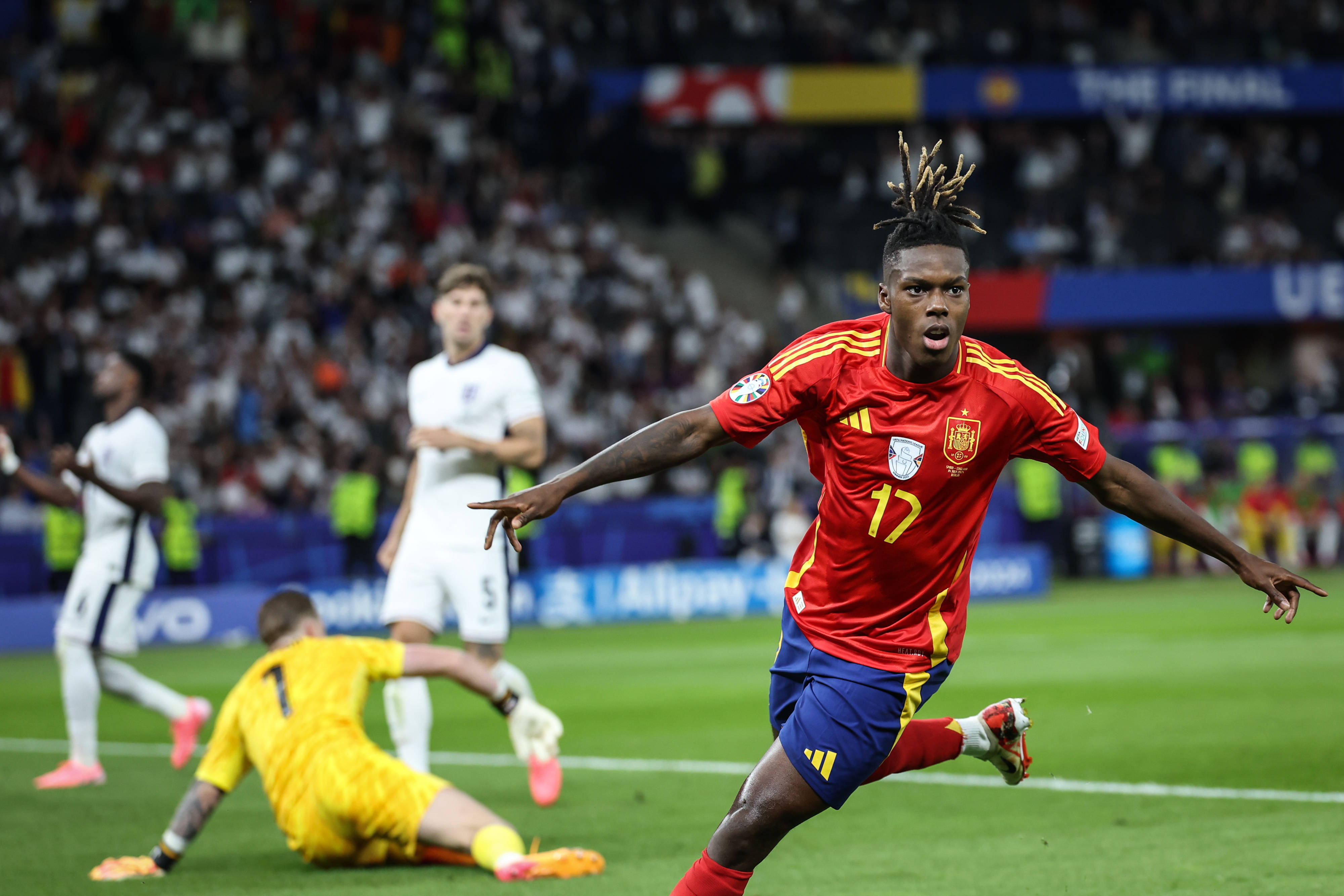 包含西班牙队凭借一场胜利，锁定年欧锦赛资格的词条