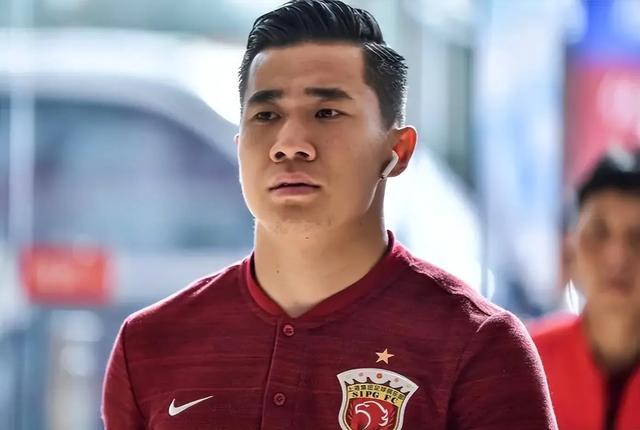 上港临时换帅,管理层决策引发球迷议论的简单介绍 上港临时换帅,管理层决策引发球迷议论的简单介绍