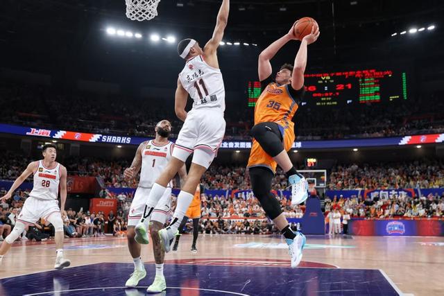 上海大鲨鱼队的实力在赛季中逐渐显现 上海大鲨鱼队的实力在赛季中逐渐显现