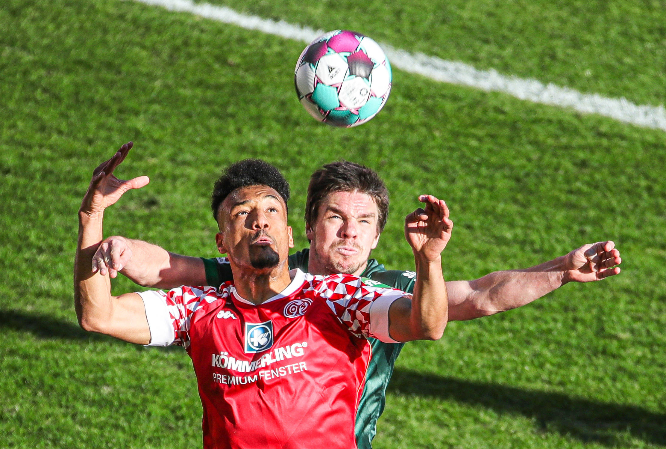 奥格斯堡球员因红牌被罚下场,球队遭遇困境的简单介绍 奥格斯堡球员因红牌被罚下场,球队遭遇困境的简单介绍