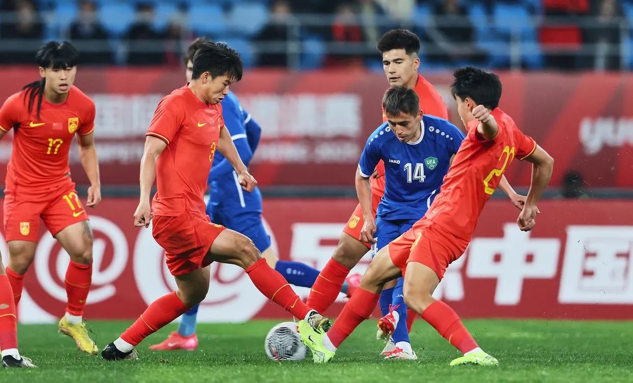 开云体育入口-比赛中双方球员互相拼抢激烈，场面紧张