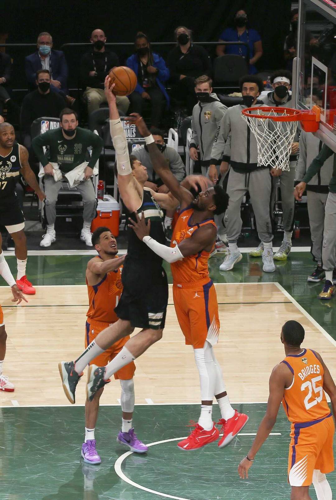 开云体育在线-包含雄鹿队主力球员受伤，球队面临冲击的词条