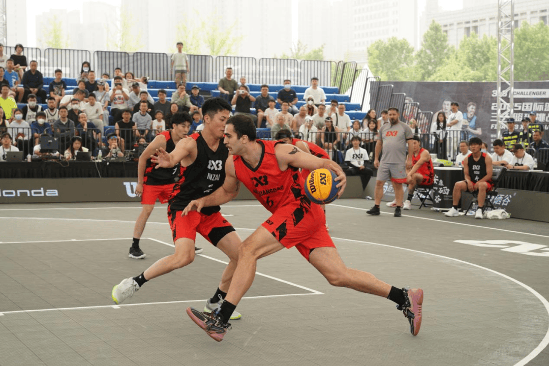 篮球赛事火爆进行中，球员们展现出色技术的简单介绍