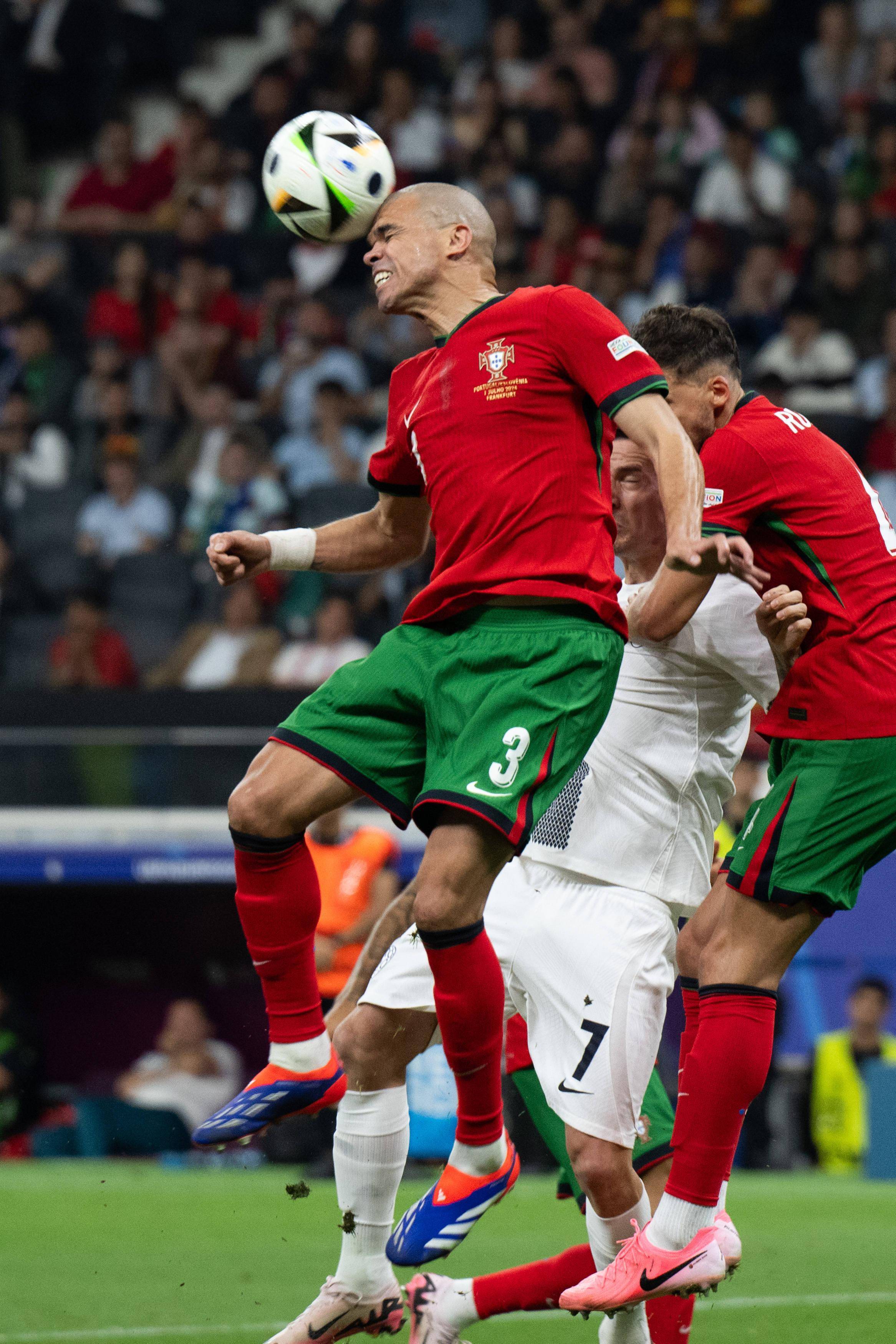 国际足球比赛场面激动人心,球迷热情澎湃的简单介绍 国际足球比赛场面激动人心,球迷热情澎湃的简单介绍