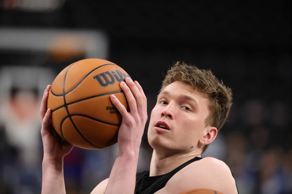 新秀球员表现出色,给球队带来希望与信心 新秀球员表现出色,给球队带来希望与信心