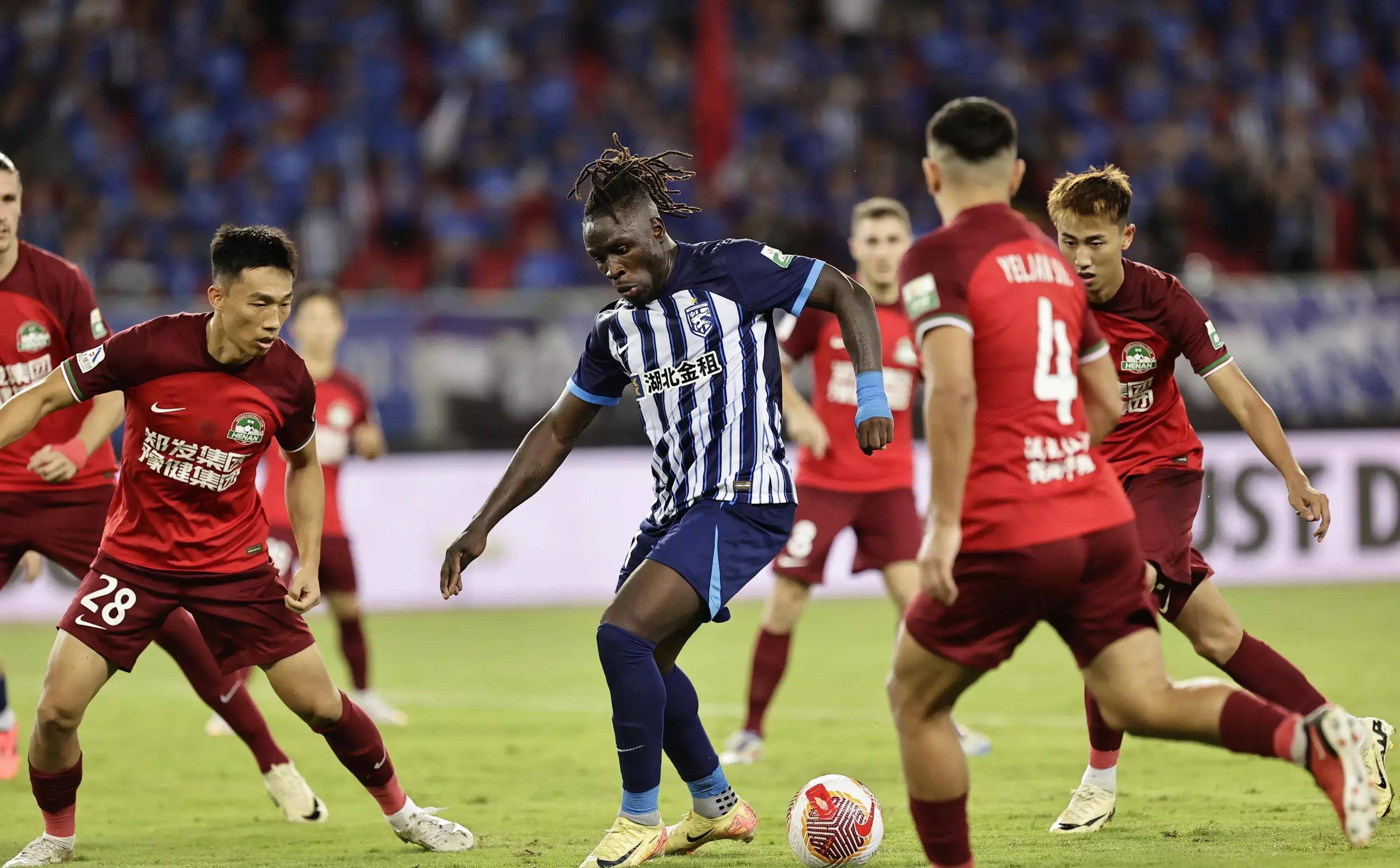 开云体育app-上海德比战激烈，申花终结连败击败申鑫