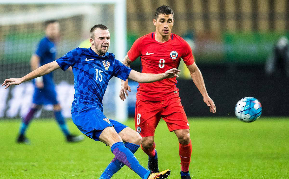 包含瑞士大胜爱沙尼亚，小组积分榜跻身前列的词条