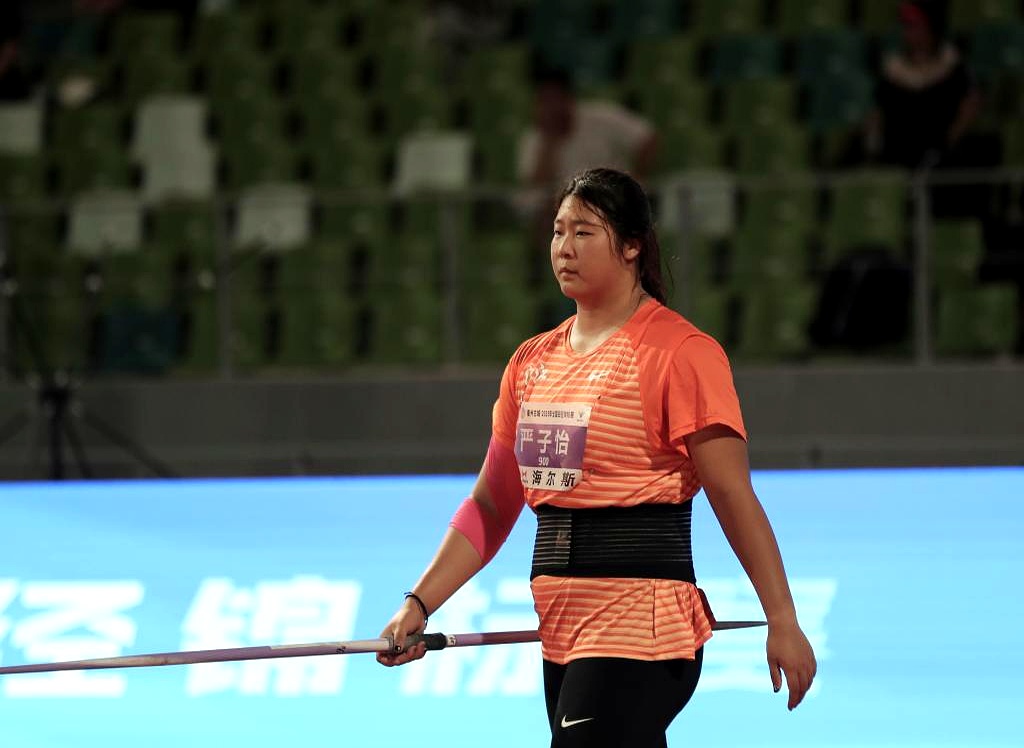 包含跳水男选手表演完美，摘得金牌的词条