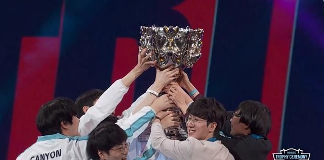 开云体育官网-肯尼亚长跑选手冲刺出色，再次登顶